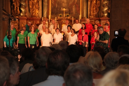 Chor in italienischen Nationalfarben